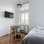 Nowoczesne I Stylowe Studia Very Berry W Poznaniu By Noclegi Renters